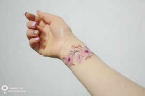 Flower around the wrist by Silo. Photo: Instagram.