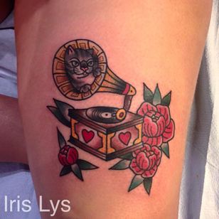 Gato en tatuaje de gramófono de Iris Light