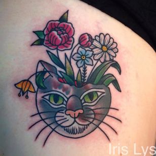 Tatuaje maceta y gato por Iris Lys