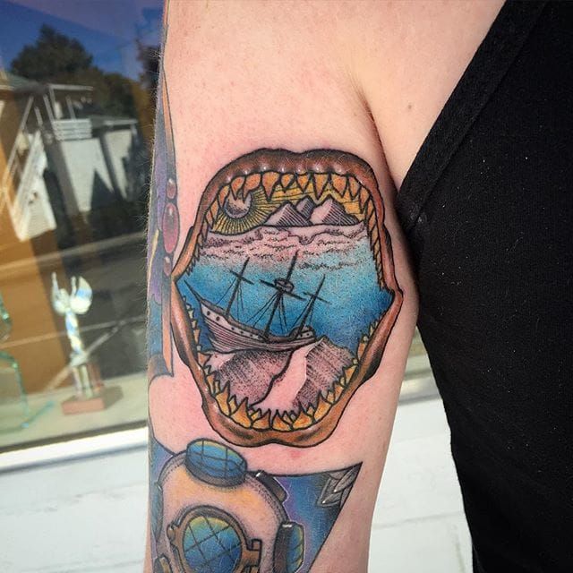 Shark jaw knee piece Done by  Lucky Cat Tattoo Studio  Facebook