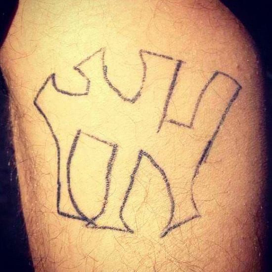 The tattoo artist really nailed this NY Yankees logo :D