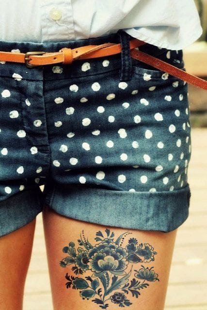 Front piece, soft and bold. Thigh tattoos can be beautifully done by: Dodie at L'heure Bleue, France. #thigh #thightattoo #flowers
