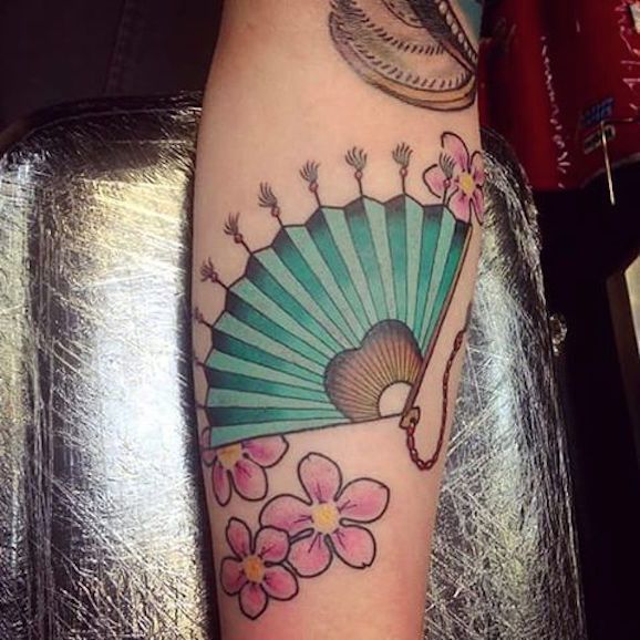 Japanese fan with a cherry blossom branch  Tatuagem Fotos de tatuagens  pequenas Tatuagens pequenas