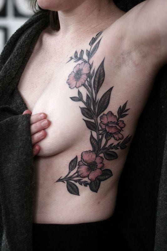 Flowers and leaves are making naturally beautiful tattoos following the curves of the body. By Alice.