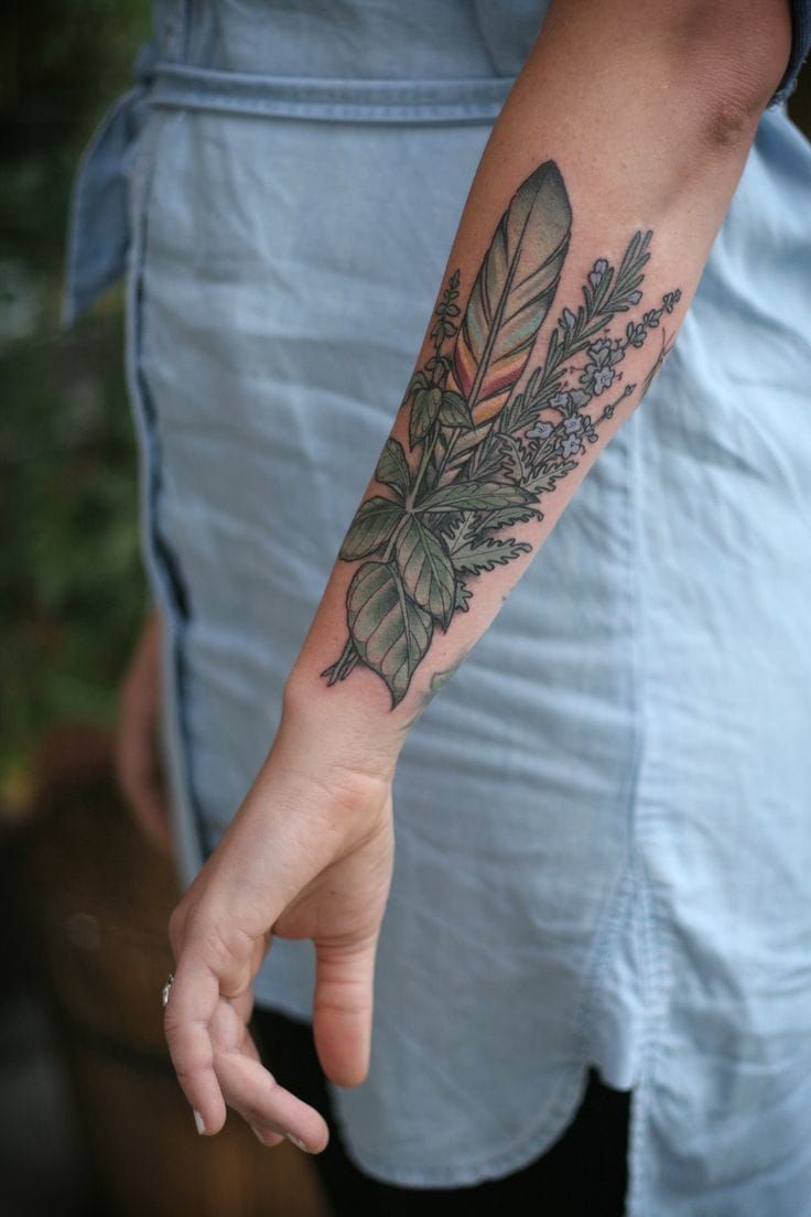 Kirsten is another tattoo artist who likes to put pièces of Nature in her clients' skin.