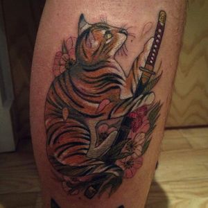 Neko tattoo by Lewis Buckley. #LewisBuckley #neko #cat #japanese #neotraditional #daruma