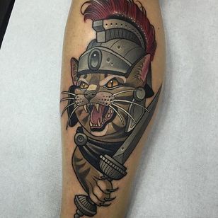 Neo Traditional Tattoo by Rodrigo Kalaka #NeoTraditional #NeoTraditionalTattoos #NeoTraditionalTattooing #NeoTraditionalArtists #BestArtists #RodrigoKalaka #cat #dagger #warrior