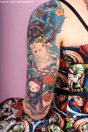 This halloween-themed Hello kitty sleeve is more of cute than spooky!