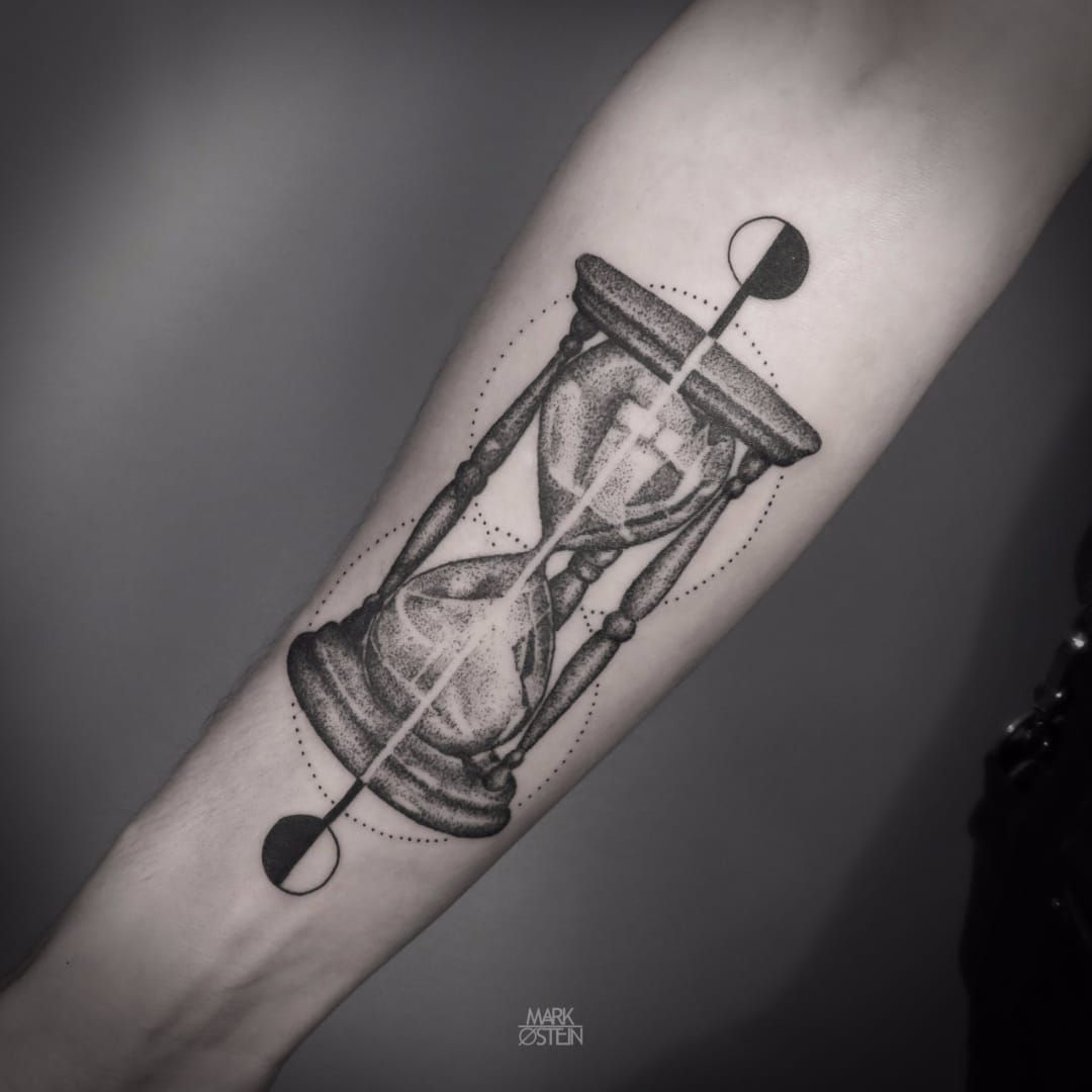 50 Amazing Hourglass Tattoos and Meanings  TattooBlend