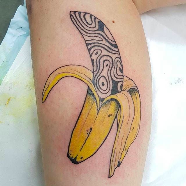 banana tattoo  Tatouage Tatouage de fruit Tatouages minimalistes