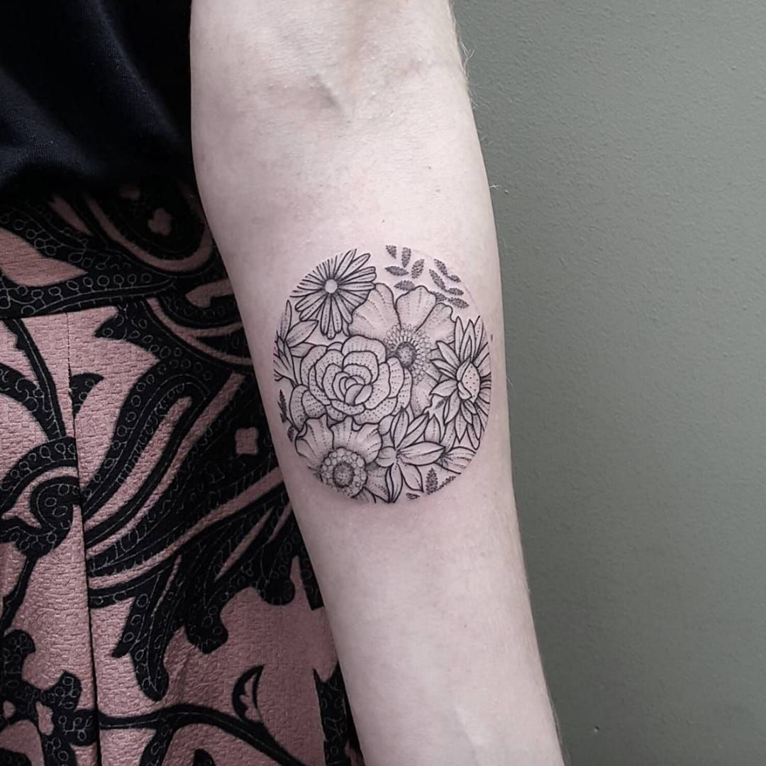 Skinink Australia  Luke Manche  Sydney NSW  skininkcomau  Tattoo  artists in Australia    blackwork floral floraltattoo legtattoo  thightattoo blackworktattoo flower flowertattoo sydney sydneyart  sydneytattoo nsw newsouthwales 