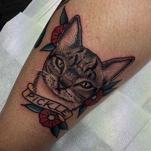 Tatuaje de gato en estilo tradicional por Chris Jenko.  #traditional #cat #banner #feline #ChrisJenko