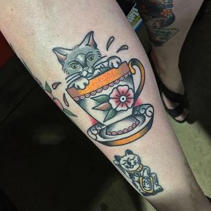 Gato en un tatuaje de taza de té por Chris Jenko.  #tradicional #te #tekop #kat #kat #ChrisJenko