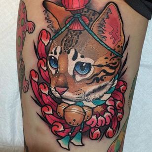 Tatuaje de gato neotradicional de Young Woong Han.  #YoungWoongHan #neotraditional #cat #cat tattoo #neo #neko