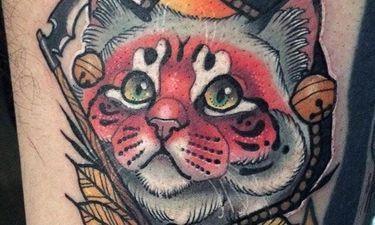 Los animados tatuajes de gatos neotradicionales del joven Woong Han