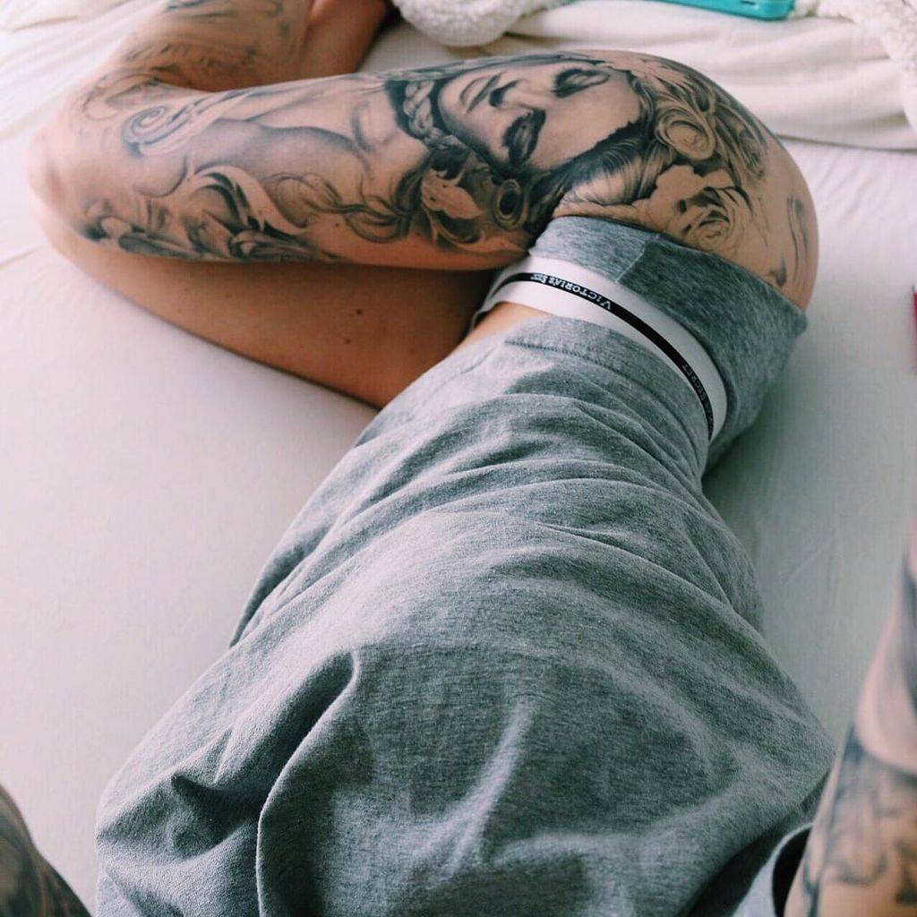 Jessie Highlands Black and Grey Leg Tattoo