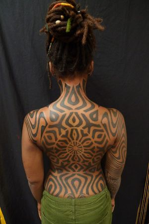 The eye-catching blackwork tattoo on dark skin by Tomas Tomas #tomastomas #geometric #blackwork