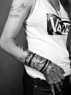 By @KahVazquezTattoo #KahVazquezTattoo #Tattoo #Tattoos #Tatuagem #Tatuagens #tatuagensfemininas #TatuagemFeminina #TattooFeminina #tatuagensdelicadas #Tatuagensparamulheres #Tatuadora #ink #inked #Tatuadores #TraçoFino #LinhasFinas #FineLine #Finelinetattoo #InstaTattoo #Tattoo2me #mehndi #Tattoodo #Tattoosincriveis #TattooNova #tattooidea #artoftheday #Ornamental #Mehndi #Mandalas #bracelete #bracelet #Maori #Flores #peony #Peonias #flowers