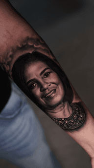 Realism / Surrealism , black & gray. Horror/Scary theme. Arm, forearm / upper arm / bicep. Leg, quad /calf / chest / back / stomach. ————————————————————— Realismo/Surrealismo, negro y gris. Temática de terror/miedo. Brazo, antebrazo/brazo superior/bíceps. Pierna, cuádriceps/pantorrilla/pecho/espalda/abdomen. Times-Square, NYC: #Times Square #NewYork #Manhattan #Latino Artist #Professional Artist #Tattoos #BlackandGray #LargeTattoos #MediumTattoo 
