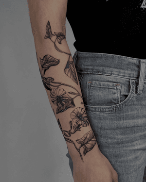 Detailed blackwork etching of a botanical flower by tattoo artist Alona Hamova.