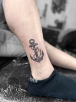 Mal was klassisches. Ein Anker steht für Halt. Für Ruhe, wenn es außen laut wird. Für Stabilität in Momenten, in denen alles schwankt. Viele tragen ihn als Erinnerung daran, bei sich zu bleiben – egal, was kommt. #anchor #anker#tattoo#ink#black#blackandgray #salzburg#salzburgtattoo