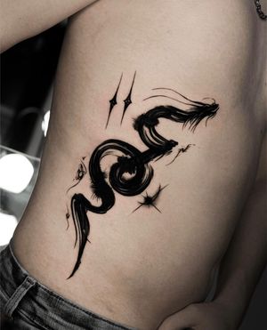 An abstract blackwork tattoo featuring a star, dragon, and sparkles, created by Euni Mon.