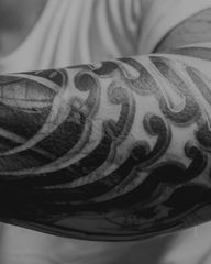 ? Limited spots for the rest of March/April. So hurry up and book a session now - or a free consultation if you’re in any doubt about what your tattoo-vision would cost, how much time it would take or when to start. It won’t cost you anything to ask. Other than that, enjoy this closeup of a fresh lower arm coverup. ?Ensure your booking:✉️ inktures@gmail.comThank you for making it possible:@dropout_cph @vladbladirons @bishoprotary @bheppo @emalla.official @eclipse.tattooink#tattoos #tattooart #denmarktattoo #bodyart #darkartists #blackandgrey #blacktattoo #visualarts #contemporaryart #tttism #scifi #biomechanicaltattoo #blackfriday