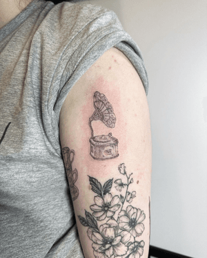 Vintage gramophone using a 1rl to create a soft and intricate small patch work sleeve! 