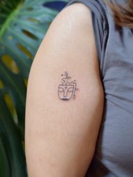 𖦹 Flash design for Charmaine 𖦹 I’ve been doodling these little plant heads for years so it was a really special moment to get to tattoo one of them! Thankyou so much for choosing her 😌🌱 Three similar designs left on my current flash, send me a message to claim one as yours 🤍 • 📍 Sunshine Bay, Queenstown, New Zealand