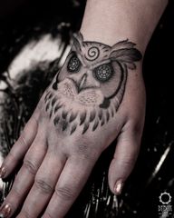 Sowa z motywem z gry Alan Wake dla @nyxalh dziękuję! @muka_studio #dotworktattoo #dybukink #graphictattoo #dotwork #tatuaż #tatuażkraków #polandtattoos #tattoopoland #tatuazwarszawa #tatuażrzeszów #tatuazkatowice #krakowtattoo #warsawtattoo #katowicetattoo #rzeszowtattoo #szczecintattoo #owltattoo #birdtattoo #handtattoo #alanwake2