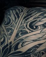 J’ai bossé sur ce tatouage de dos pendant deux jours non-stop à la convention @epinaltattooshow de 2023. Un énorme big up à mon client qui a assuré comme un chef, il a tenu le coup jusqu’au bout sans broncher ! Et devinez quoi ? On a raflé la 3e place au concours ‘Best of Black Work Graphique’ ! 🥉 Je vous laisse en juger par vous même ;) 3/3 #tatouage #tatouagefrance #tattoo #tattoomodel #tattooink #tattooed #tattoos #tattooart #tattooworld #ink #inktattoo #inkart #inkwork #inkgirl #ornamentaltattoo #graphictattoo #france #belgique #belgium #lille #tournai #epinal
