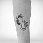 Tatuaje de peces de 8 cm, gracias por la buena onda a la clienta ❤️🔥@tu.chinalatina. #art #artist #puntillismo #puntillismotattoo #dots #dotwork #dotworktattoo #blackwork #smalltattoo #minimal #minitattoo #españatattoo #españaink #tattooespaña #desing #diseño #draw #drawing #tattoodesign