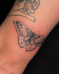 Mariposa de mis flashes para Alex, gracias por escoger mis diseños 🙏 Hecho en @daggamx . . . . #butterflytattoo #blacktattoo #blackwork #cdmxtattoo #tatuadoresmexicanos
