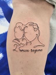 Ci sono legami che danno senso a tutto. Sphynx Tattoo 📍 Via Trento 11, Pisa Prenotazioni solo WhatsApp #tattoopisa #familytattoo #lineworktattoo #blackworktattoo #tattooartistitalia Tattoo