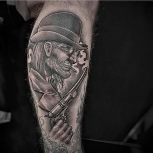 Killer portrait by christinasramos at #memoirtattoo #tattoo #tattooist #tattooart #latattoo #tattooing #tattooshop #tattooartistmagazine #tattoos #tattooists #inked #tatted #tattedup #tattooed #bowlerhat #bandit #gun #gunslinger