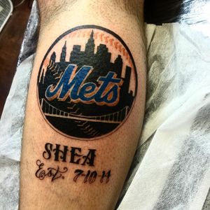 Mets logo with sons name. By pstrokes_tattoos
#mets #baseball #metsfan #diehardmetsfan #nametattoos #colortattoos #legtattoos 
