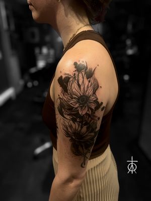 Abstract Sunflowers Tattoo, #blackworktattoo #abstracttattoo #claudiafedorovici #tattooartistsamsterdam #tempesttattooamsterdam 