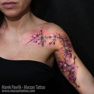 Beautiful piece by Marek Pawlik (marzan_tattoo) #realistic #marzantattoo #custom #manhattan #vegan #flower #cherryblossom #delicate 