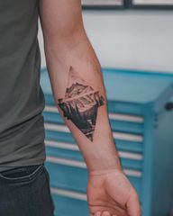 Góry to idealny tatuaż dla podróżnika. Kocham góry i kocham je tatuować, więc jeśli chcesz tatuaż z górami, dobrze trafiłeś! 🏔️🌿 . #tattoo #tattooed #dotwork #dotworktattoo #blacktattoo #blackwork #blackworktattoo #blackworkers #blackworktattoo #poland #polishtattoo #polishink #polandtattoos #polandtattoos #bydgoszcztattoo #nottinghamtattoo #creativetattoos bydgoszcz #m32tattoostudio #fineliners #finelinetattoo #finelinetattooart #finelineflowerstattoo #devinetattoos