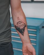 Góry to idealny tatuaż dla podróżnika. Kocham góry i kocham je tatuować, więc jeśli chcesz tatuaż z górami, dobrze trafiłeś! 🏔️🌿 . #tattoo #tattooed #dotwork #dotworktattoo #blacktattoo #blackwork #blackworktattoo #blackworkers #blackworktattoo #poland #polishtattoo #polishink #polandtattoos #polandtattoos #bydgoszcztattoo #nottinghamtattoo #creativetattoos bydgoszcz #m32tattoostudio #fineliners #finelinetattoo #finelinetattooart #finelineflowerstattoo #devinetattoos