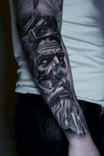 Realism / Surrealism , black & gray. Horror/Scary theme. Arm, forearm / upper arm / bicep. Leg, quad /calf / chest / back / stomach. ————————————————————— Realismo/Surrealismo, negro y gris. Temática de terror/miedo. Brazo, antebrazo/brazo superior/bíceps. Pierna, cuádriceps/pantorrilla/pecho/espalda/abdomen. Times-Square, NYC: #Times Square #NewYork #Manhattan #Latino Artist #Professional Artist #Tattoos #BlackandGray #LargeTattoos #MediumTattoo 