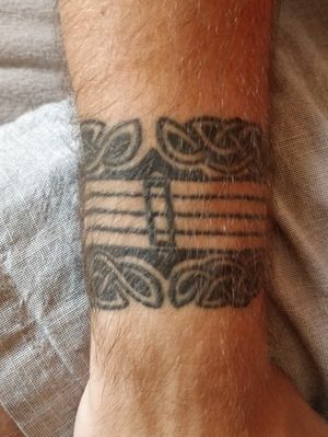 2nd tattoo, wristband design by myself, tattooed by "Elektrisk Tattoo" in Odense. Took a good 1-2 hours worth of adjusting, rescaling and rubbing alcohol just to get the design to fit properly around my wrist, thinking back on it I was probably more sore from all the rubbing than getting the actual tattoo 🤣