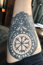 Vegvisir and two serpents