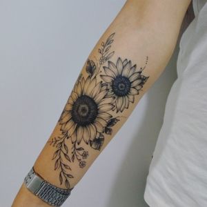 Girassóis#sunflower #sunflowertattoo #sunflowertattoos #tattoogirassol #tattoo #tattoos #tatuagensfemininas 