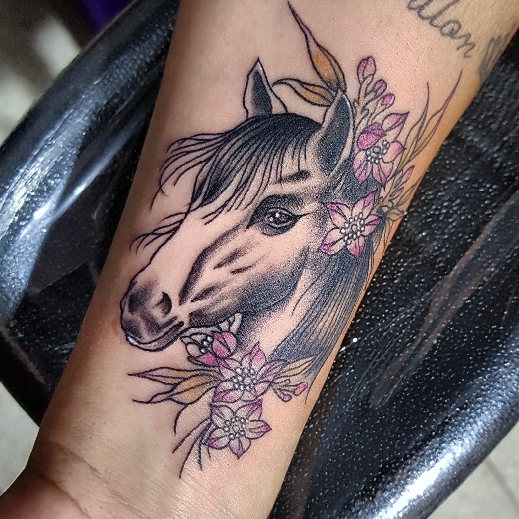 thepato13 - Cavalo de xadrez tradicional feito no @brunskrrt #tattoo  #traditionaltattoo #horsetattoo #brooklin #brooklinindica #sp #thepato13  #truecoffeeinc #tatuagem #boatarde