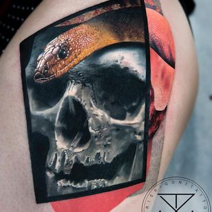 Tatuaje de Chris Rigoni #ChrisRigoni #realism #realistic #hyperrealism #black gray #color #abstract #shapes #mashup # skull # dead # snake #reptile #dotwork