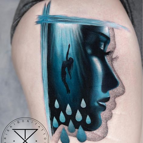 Tatuaje de Chris Rigoni #ChrisRigoni #realism #realistic #hyperrealism #black gray #color #abstract #shapes #mashup #selfharmscarcoverup #scarcoverup #coverup #teardrops #underwater #swimming #lady #ladyhead #portrait
