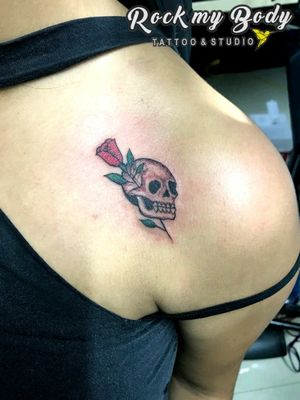 #skulltattoo #traditionaltattoo #neotraditionaltattoos #inkedup #inked #inkedgirl #tattooart #tattooartist 