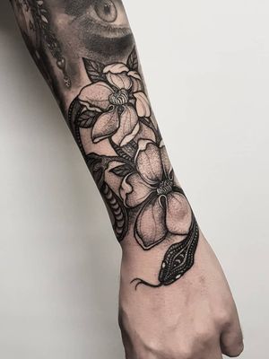 Instagram: @olga_tattoosE-mail:         Olgamdtattoos@gmail.com #freehandtattoo#freehand#snake#snaketattoo#magnolia#flowertattoos#london#londontattoos#shoreditch#customdesign#customtattoos#bw#blackink#blscktattoos#tattoo#tattoos#tattooed#tattooers#blackwork#blackink#blackworkers#blackworkers_tattoo#ttt#tttism#ldnttt#london#ink#londontattoos#uktattooers#blacktattoos#blackandgrey#blackandgreytattoos#realistictattoo#art#blackandgreytattoos#posTTT#loveiTTT 