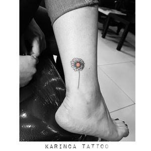 🌼Instagram: @karincatattoo #daisy #tattoo #tattoos #tattoodesign #tattooartist #tattooer #tattoostudio #tattoolove #tattooart #istanbul #turkey #dövme #dövmeci #design #girl #woman #tattedup #inked #ink #tattooed #small #minimal #little #tiny 